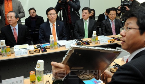 최중경 지식경제부 장관(왼쪽 두번째)이 31일 경기도 분당에 있는 시스템반도체 팹리스(설계전문회사) 티엘아이를 방문해 김달수 대표이사의 현장의 이야기를 듣고 있다. 최 장관은 “시스템반도체와 소프트웨어(SW)는 지식기반형 질좋은 일자리를 많이 창출할 수 있는 고용창출형 산업이면서도, 중소중견기업의 역할이 중요함에 따라 대중소기업간 동반성장이 최우선돼야 한다"고 말했다. 박현구 기자phko@heraldm.com 2011.01.31
최중경 지식경제부 장관(왼쪽 두번째)이 31일 경기도 분당에 있는 시스템반도체 팹리스(설계전문회사) 티엘아이를 방문해 김달수 대표이사의 현장의 이야기를 듣고 있다. 최 장관은 “시스템반도체와 소프트웨어(SW)는 지식기반형 질좋은 일자리를 많이 창출할 수 있는 고용창출형 산업이면서도, 중소중견기업의 역할이 중요함에 따라 대중소기업간 동반성장이 최우선돼야 한다"고 말했다. 박현구 기자phko@heraldm.com 2011.01.31
최중경(왼쪽 두 번째) 지식경제부 장관이 31일 경기도 분당에 있는 시스템 반도체 팹리스(설계전문회사) 티엘아이를 방문해 김달수 대표이사의 현장 이야기를 듣고 있다. 최 장관은 “시스템 반도체와 소프트웨어(SW)는 지식 기반형 질 좋은 일자리를 많이 창출할 수 있는 고용창출형 산업”이라면서 “중소ㆍ중견기업의 역할이 중요함에 따라 대ㆍ중소기업 간 동반 성장이 최우선돼야 한다”고 말했다.  박현구 기자/phko@heraldm.com