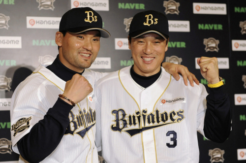 <YONHAP PHOTO-1831> 박찬호.이승엽, 오릭스 공동 입단식 (오사카 교도=연합뉴스) 일본프로야구 오릭스 버펄로스에서 한솥밥을 먹게 된 `코리안 특급' 박찬호(왼쪽)와 `아시아홈런왕' 이승엽이 30일 오후 일본 오사카 임페리얼호텔에서 열린 입단식에서 파이팅을 외치고 있다. 2011.1.30/2011-01-30 18:03:55/ <저작권자 ⓒ 1980-2011 ㈜연합뉴스. 무단 전재 재배포 금지.>
Korean stars Park Chan-ho (left) and Lee Seung-yeop pose with their new uniforms over the weekend.  Yonhap News
