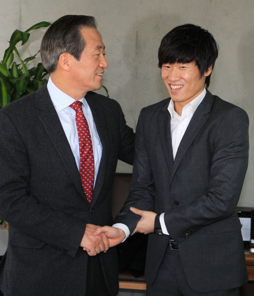 정몽준 한나라당 (국회의원),  전 국제축구연맹(FIFA) 부회장, 대한축구협회 (명예회장), 외교통상통일위원회 (위원), 박지성 축구선수, 맨체스터 유나이티드 FC (MF (미드필더)) / ▲헤경만배포ㆍ마크금지<포토뉴스>“지성아 수고했다˝
