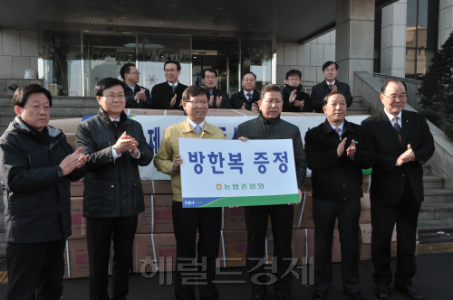 31일 농협 최원병회장과 임직원들이 김포시청 구제역 상황실을 방문, 유영록 김포시장등 관계자들의 노고를 함께 하고 방한복을 전달하는 행사를 가졌다. 농협은 성금 24억원을 모아 방역활동 위문과 축산물 안전 홍보에 활용하고 있다.<br />정희조 기자/checho@heraldm.com 110131
31일 농협 최원병회장과 임직원들이 김포시청 구제역 상황실을 방문, 유영록 김포시장등 관계자들의 노고를 함께 하고 방한복을 전달하는 행사를 가졌다. 농협은 성금 24억원을 모아 방역활동 위문과 축산물 안전 홍보에 활용하고 있다.
정희조 기자/checho@heraldm.com 110131