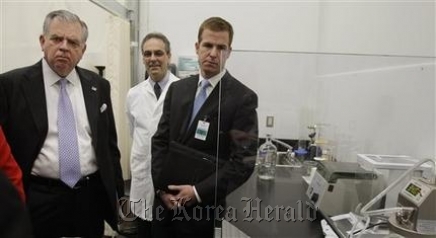 U.S. Transportation Secretary Ray LaHood is shown the new Driver Alcohol Detection System for Safety, one of the prototype components with a digital readout seen at right, during a news conference announcing the device in Waltham, Massachusetts, Friday.
AP-Yonhap News