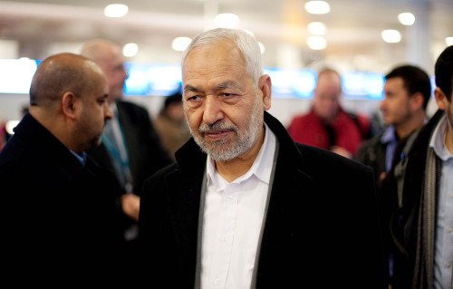 <YONHAP PHOTO-1557> Leader of the Ennahdha Islamist Movement Rached Ghannouchi prepares to fly out of London's Gatwick airport on his way to Tunisia, on January 30, 2011. Ghannouchi has been exiled in Great Britain since 1989 and is now returning following the recent collapse of the Tunisian Government. AFP PHOTO/LEON NEAL /2011-01-30 16:59:46/ <저작권자 ⓒ 1980-2011 ㈜연합뉴스. 무단 전재 재배포 금지.>
Leader of the Ennahda Islamist Movement Rached Ghannouchi prepares to fly out of London’s Gatwick airport on his way to Tunisia, on Saturday.  AFP-Yonhap News