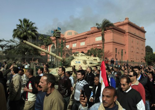 <YONHAP PHOTO-0698> Egyptian protesters march in front of an army tank, past the Egyptian Museum in background, Cairo, Egypt, Saturday, Jan. 29, 2011. Hundreds of anti-government protesters have returned to Cairo's central Tahrir Square, chanting slogans against Hosni Mubarak just hours after the Egyptian president fired his Cabinet but refused to step down. (AP Photo/Amr Nabil)/2011-01-29 20:34:18/ <저작권자 ⓒ 1980-2011 ㈜연합뉴스. 무단 전재 재배포 금지.>
Egyptian protesters march in front of the Egyptian Museum in Cairo on Saturday.     AP-Yonhap News