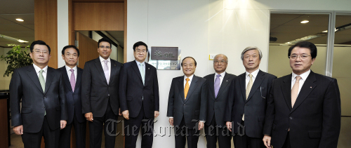 Executives of S-Oil Science Prodigy and Culture Foundation pose for a photo in its opening ceremony in Seoul on Monday. In the photo are S-Oil CEO Ahmed A. Subaey (third from left); chairman Oh Myung (fourth from right), executive director of Korea Advanced Institute of Science and Technology; Hanjin Group chairman Cho Yang-ho (fourth from left); auditors Kim Young-sik (left), Samil PricewaterhouseCoopers Managing Partner, and Lee Sang-gyun (right), vice president of Korean Air.