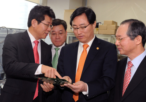 <YONHAP PHOTO-1088> 최중경 장관, 반도체설계 업체 방문 (서울 지식경제부=연합뉴스) 최중경 지식경제부 장관이 31일 오전 성남 분당구에 위치한 반도체설계 전문회사인 티엘아이(TLI) 본사를 방문해 관계자의 설명을 듣고 있다. 왼쪽부터 김달수 티엘아이 사장, 정만기 지경부 정보통신산업정책관, 최중경 장관, 양준철 반도체협회 부회장. 2011.1.31 photo@yna.co.kr/2011-01-31 13:32:33/ <저작권자 ⓒ 1980-2011 ㈜연합뉴스. 무단 전재 재배포 금지.>
New Minister of Knowledge Economy Choi Joong-kyung (second from right) visits semiconductor firm TLI in Bundang, Gyeonggi Province, on Monday.  Yonhap News