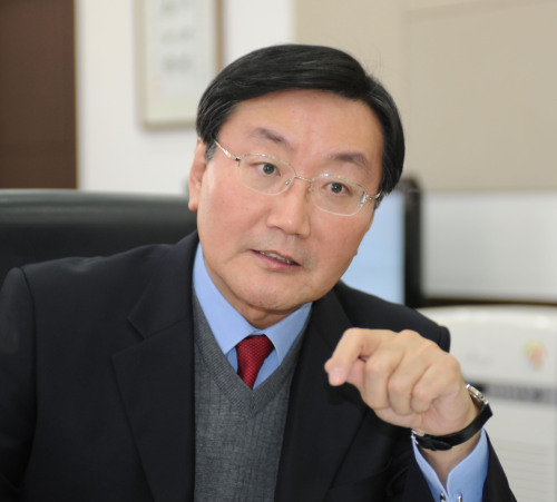 <YONHAP PHOTO-0297> <인터뷰> 국민연금공단 전광우 이사장 (서울=연합뉴스) 전광우 국민연금공단 이사장은 31일 연합뉴스와 인터뷰를 갖고 "국민연기금의 대체투자 확대 차원에서 최근 부실채권투자펀드(NPL)에 3천억원을 추가 투자하기로 결정했다"고 밝혔다. 2011.1.31 photo@yna.co.kr/2011-01-31 07:13:31/ <저작권자 ⓒ 1980-2011 ㈜연합뉴스. 무단 전재 재배포 금지.>
Jun Kwang-woo. Yonhap News