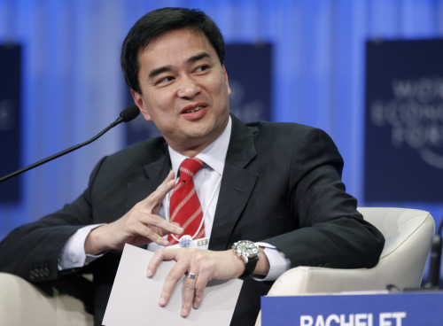 <YONHAP PHOTO-0079> Thailand's Prime Minister Abhisit Vejjajiva speaks during a session at the World Economic Forum in Davos, Switzerland on Friday, Jan. 28, 2011. In a nod to the post-crisis atmosphere, the World Economic Forum shifts its attention on Friday to austerity measures and priorities for improving the economy. (AP Photo/Michel Euler)/2011-01-29 01:07:46/ <저작권자 ⓒ 1980-2011 ㈜연합뉴스. 무단 전재 재배포 금지.>
Abhisit Vejjajiva