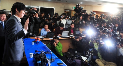 Park Ji-sung poses before announcing his retirement from the Korean national team Monday at KFA’s office in Seoul. Kim Myung-sub/The Korea Herald