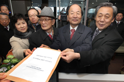<YONHAP PHOTO-1033> 전면무상급식 반대! 주민투표 실시! (서울=연합뉴스) 이정훈 기자 = 복지포퓰리즘추방 국민운동본부 김춘규(앞줄 오른쪽 부터) 총괄상임본부장과 류태영 상임고문, 한승조 상임고문 등 관계자들이 31일 오전 서울시청 민원실에서 전면무상급식 반대 주민투표실시 국민청구 신청서를 접수하고 있다. 2011.1.31 uwg806@yna.co.kr/2011-01-31 13:09:16/ <저작권자 ⓒ 1980-2011 ㈜연합뉴스. 무단 전재 재배포 금지.>
Conservative civic group members file a petition asking for a plebiscite vote on free school meals at Seoul City Hall on Monday.  Yonhap News
