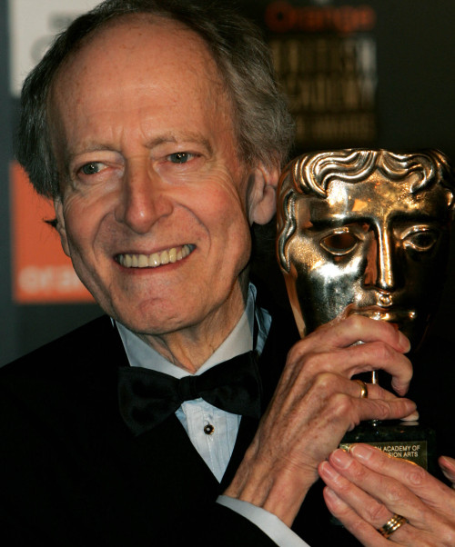 <YONHAP PHOTO-1830> FILE - This is a Saturday, Feb. 12, 2005 file photo composer John Barry as he holds his Academy Fellowship award at the British Academy Film Awards in London's Leicester Square. British film composer John Barry, who won five Oscars and is best known for creating music for the James Bond movies, has died at age 77. Barry's family said Monday Jan. 31. 2011 that he had died in New York on Sunday. (AP Photo/Alastair Grant, File)/2011-01-31 18:59:08/ <저작권자 ⓒ 1980-2011 ㈜연합뉴스. 무단 전재 재배포 금지.>
Composer John Barry at the British Academy Film Awards in London in 2005.
AP-Yonhap News