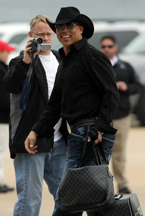 <YONHAP PHOTO-0210> DALLAS, TX - JANUARY 31: Hines Ward # 86 of the Pittsburgh Steelers walks to the team bus after arriving at Dallas Fort Worth International Airport on January 31, 2011 in Dallas, Texas. The Pittsburgh Steelers will play the Green Bay Packers in Super Bowl XLV on February 6, 2011 at Cowboys Stadium. Ronald Martinez/Getty Images/AFP== FOR NEWSPAPERS, INTERNET, TELCOS & TELEVISION USE ONLY == /2011-02-01 04:52:57/ <저작권자 ⓒ 1980-2011 ㈜연합뉴스. 무단 전재 재배포 금지.>
Steelers receiver Hines Ward walks to the team bus after arriving at Dallas Fort Worth International Airport on Monday. AP-Yonhap News