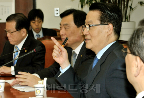 민주당 박지원 원내대표가 1일 오전 국회에서 열린 원내대책회의에서  국회 정상화를 위해서 청와대와 여당의 성의있는 명분을 줄것을 촉구하고 있다.양동출dcyang@heraldm.com/110201/
민주당 박지원 원내대표가 1일 오전 국회에서 열린 원내대책회의에서  국회 정상화를 위해서 청와대와 여당의 성의있는 명분을 줄것을 촉구하고 있다.양동출dcyang@heraldm.com/110201/
민주당 박지원 원내대표가 1일 오전 국회에서 열린 원내대책회의에서 국회 정상화를 위해 청와대와 여당이 지난해 말의 예산안 강행처리에 대한 사과와 재발방지 약속 등 성의있는 조치를 취할 것을 촉구하고 있다. 양동출 기자/dcyang@heraldm.com