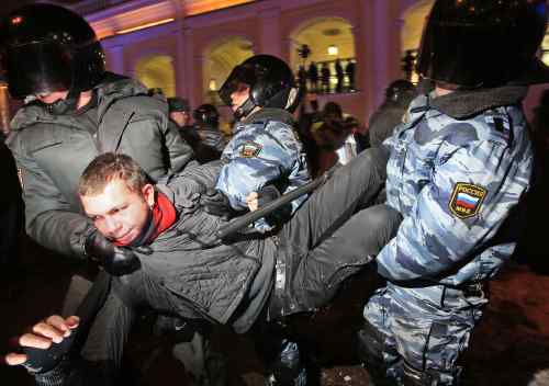<YONHAP PHOTO-0278> Police officers detain an opposition activist during a banned anti-Kremlin protest in St.Petersburg, Russia, Monday, Jan. 31, 2011. Opposition groups have been holding rallies on the 31st day of each month to honor the 31st article of the Russian Constitution, which guarantees the right of assembly. Most of the rallies have been banned or dispersed by police as unsanctioned. (AP Photo/Dmitry Lovetsky)/2011-02-01 05:06:01/ <저작권자 ⓒ 1980-2011 ㈜연합뉴스. 무단 전재 재배포 금지.>
Police officers detain an opposition activist during a banned anti-Kremlin protest in St. Petersburg, Monday.  AP-Yonhap News
Police officers detain an opposition activist during a banned anti-Kremlin protest in St. Petersburg, Monday.  AP-Yonhap News