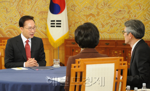 대통령신년좌담.<br />정희조 기자/checho@heraldm.com 110201
대통령신년좌담.
정희조 기자/checho@heraldm.com 110201
대통령신년좌담.
정희조 기자/checho@heraldm.com 110201