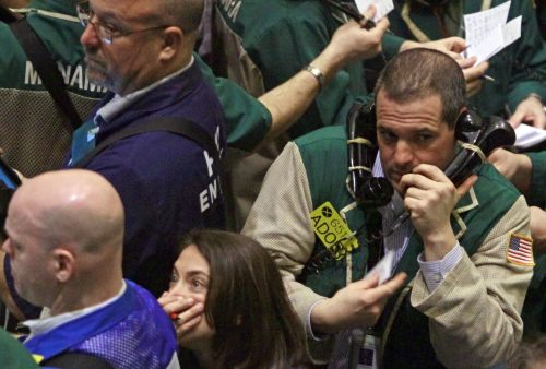 <YONHAP PHOTO-0223> Traders of crude oil and natural gas react during early trading at the New York Mercantile Exchange on Monday, Jan. 31, 2011. The tense stand-off in Egypt dominated market concern as investors worried about the impact on oil supplies and the stability of other governments in the region. (AP Photo/Bebeto Matthews)/2011-02-01 04:56:34/ <저작권자 ⓒ 1980-2011 ㈜연합뉴스. 무단 전재 재배포 금지.>
Traders of crude oil and natural gas during early trading at the New York Mercantile Exchange on Monday.   AP-Yonhap News