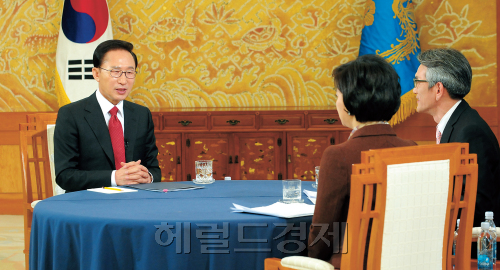 이명박 대통령은 설 연휴를 하루 앞둔 1일 오전 청와대 본관 접견실에서 ‘대통령과의 대화, 2011 대한민국은’ 제하로 신년 좌담회를 갖고 정치와 외교ㆍ안보, 경제 문화 등 국정 전반에 대한 구상을 밝히고 있다. 정희조 기자/checho@heraldm.com