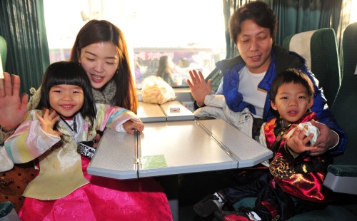 본격적인 설연휴가 시작된 1일 오전 서울역에서 한 가족이 한복을 곱게 차려 입고 고향으로 가며 손을 흔들고 인사하고 있다.<br />김명섭 기자 msiron@
본격적인 설연휴가 시작된 1일 오전 서울역에서 한 가족이 한복을 곱게 차려 입고 고향으로 가며 손을 흔들고 인사하고 있다.
김명섭 기자 msiron@