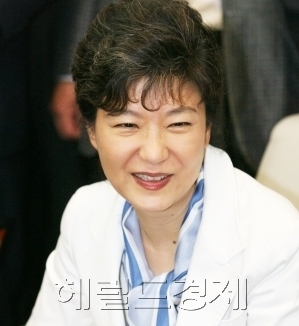 박근혜 한나라당 (국회의원) / (설생생-2)박근혜, 설직후 복지법 발의로 정책행보 가속화-copy(o)1
