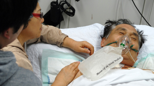 Family members meet Seok Hae-kyun, the captain of the Korean freighter Samho Jewelry, at a hospital in Suwon, Gyeonggi Province, on Thursday.  Ajou University Hospital