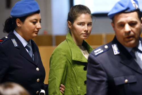 <YONHAP PHOTO-1405> FILE - This is a Thursday, Dec. 3, 2009 file photo of convicted murderer Amanda Knox from the US as she is escorted by penitentiary police officers during a break in the trial at the court in Perugia, central Italy, The father of slain British student Meredith Kercher is criticizing a U.S. television re-enactment for depicting alleged scenes of his daughter's murder in the Italian city of Perugia. The Lifetime movie is based on the trial that followed Meredith Kercher's stabbing death on Nov. 1, 2007 a killing for which Kercher's roommate, University of Washington student Amanda Knox, was found guilty, along with two men. They have all proclaimed their innocence. (AP Photo/Pier Paolo Cito, File)/2011-02-04 22:35:37/ <저작권자 ⓒ 1980-2011 ㈜연합뉴스. 무단 전재 재배포 금지.>
Convicted murderer Amanda Knox.  AP-Yonhap News
Convicted murderer Amanda Knox.  AP-Yonhap News