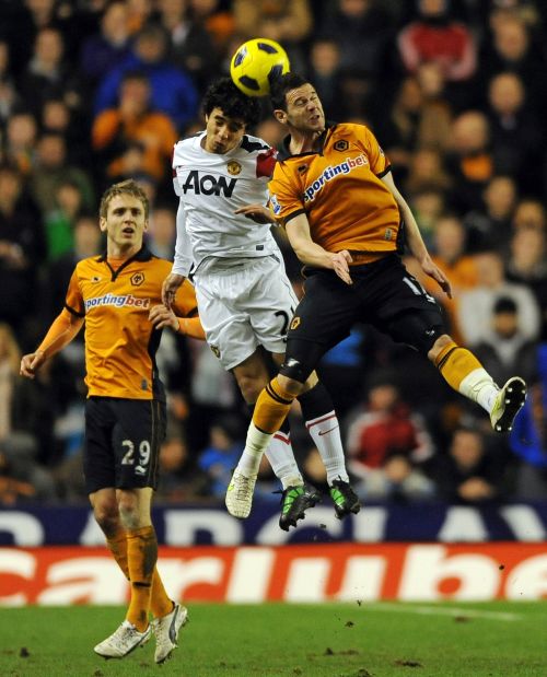 <YONHAP PHOTO-0278> Manchester United's Brazilian defender Rafael Da Silva (2nd R) vies with Wolverhampton Wanderers' English midfielder Matt Jarvis (R) during the English Premier League football match between Wolverhampton Wanderers and Manchester United at Molineux Stadium in Wolverhampton, West Midlands, England on February 5, 2011. The game finished 2 - 1 to Wolves, it was Manchester United's first defeat of the 2010/11 season. AFP PHOTO/ADRIAN DENNIS FOR EDITORIAL USE ONLY Additional licence required for any commercial/promotional use or use on TV or internet (except identical online version of newspaper) of Premier League/Football League photos. Tel DataCo +44 207 2981656. Do not alter/modify photo. /2011-02-06 06:25:22/ <저작권자 ⓒ 1980-2011 ㈜연합뉴스. 무단 전재 재배포 금지.>
Manchester United’s Rafael Da Silva (left) and Wolverhampton’s Matt Jarvis vie for the ball.
AFP-Yonhap News
Manchester United’s Rafael Da Silva (left) and Wolverhampton’s Matt Jarvis vie for the ball.  AFP-Yonhap News
Manchester United’s Rafael Da Silva (left) and Wolverhampton’s Matt Jarvis vie for the ball.  AFP-Yonhap News