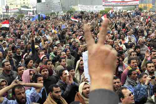 <YONHAP PHOTO-1212> Egyptian anti-Mubarak protesters shout slogans and flash V signs as they wave Egyptian flags during their protest in Cairo, Egypt, Saturday, Feb. 5, 2011. President Barack Obama said Egypt's Hosni Mubarak should do the statesmanlike thing and make a quick handoff to a more representative government. Arabic reads "We Demand the Removal of the Regime". (AP Photo/Amr Nabil)/2011-02-05 19:31:18/ <저작권자 ⓒ 1980-2011 ㈜연합뉴스. 무단 전재 재배포 금지.>
Egyptian anti-Mubarak protesters shout slogans and flash V-signs during their protest in Cairo on Saturday.       AP-Yonhap News