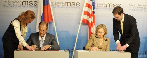 <YONHAP PHOTO-1511> US Secretary of State Hillary Clinton and Russian Foreign Minister Sergei Lavrov sign documents formally bringing into force the landmark nuclear arms reduction pact START at the 47th Munich Security Conference at the Bayerischer Hof hotel in the southern German city of Munich, February 5, 2011. AFP PHOTO/ODD ANDERSEN ALTERNATIVE CROP /2011-02-05 22:39:54/ <저작권자 ⓒ 1980-2011 ㈜연합뉴스. 무단 전재 재배포 금지.>
U.S. Secretary of State Hillary Clinton and Russian Foreign Minister Sergei Lavrov sign documents formally bringing into force the landmark nuclear arms reduction pact START at the 47th Munich Security Conference at the Bayerischer Hof hotel in the southern German city of Munich, Saturday.  AFP-Yonhap News