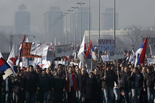 <YONHAP PHOTO-1465> Sympathizers of the Serbian nationalist opposition cross a bridge during an anti-government rally in Belgrade, Serbia, Saturday, Feb. 5, 2011. The nationalists in Serbia want the pro-Western government to schedule early elections because of the country's deepening economic crisis and rising poverty, and have threatened a blockade of the capital if their request is not met within the next two months. (AP Photo/ Marko Drobnjakovic)/2011-02-05 21:58:37/ <저작권자 ⓒ 1980-2011 ㈜연합뉴스. 무단 전재 재배포 금지.>
Sympathizers of the Serbian nationalist opposition cross a bridge during an anti-government rally in Belgrade, Serbia, on Saturday.  AP-Yonhap News