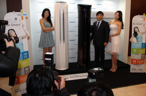 <YONHAP PHOTO-1253> 2011년형 삼성하우젠 에어컨 신제품 발표 (서울=연합뉴스) 전수영 기자 = 에너지효율과 청정기능이 대폭 향상되고 원격조정 기능이 탑재된 2011년형 삼성하우젠 스마트 에어컨 신제품 발표회가 11일 오전 서울 서초사옥 다목적홀에서 열려 홍창완 부사장이 모델들과 함께 신제품을 선 보이고 있다. 삼성하우젠 스마트 에어컨의 출고가는 프리미엄 홈 멀티 모델이 400만~500만원대, 스탠드형 모델은 200만~300만원대다. 2011.1.11 swimer@yna.co.kr/2011-01-11 11:18:49/ <저작권자 ⓒ 1980-2011 ㈜연합뉴스. 무단 전재 재배포 금지.>
Samsung Electronics’ home appliances division head Hong Chang-wan (second from right) introduces the company’s “smart” air conditioners at its headquarters in Seoul on Jan. 11.  Yonhap News