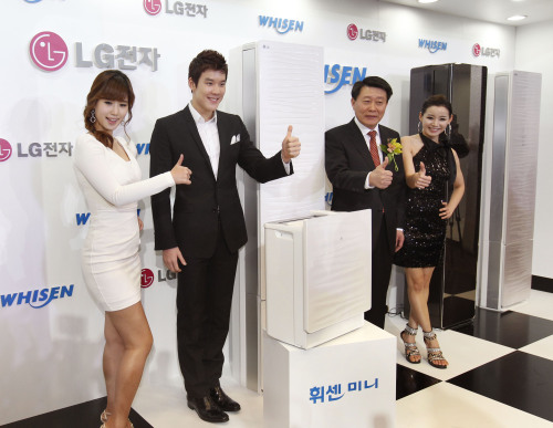 <YONHAP PHOTO-1198> LG '휘센' 에어컨 소개하는 박태환 (서울=연합뉴스) 이상학 기자 = 12일 오전 서울시 서초구 LG 전자 서초 R&D센터에서 열린 '2011 휘센 에어컨 신제품 발표회'에서 마린보이 박태환이 노환용 AE사업본부장과 함께 신제품을 소개하고 있다. 2011.1.12 leesh@yna.co.kr/2011-01-12 14:11:27/ <저작권자 ⓒ 1980-2011 ㈜연합뉴스. 무단 전재 재배포 금지.>
LG Electronics’ air conditioning and energy solutions division head Noh Hwan-yong (second from right) and Korean national team swimmer Park Tae-hwan (second from left) pose at a launch event for the company’s new Whisen air conditioners in Seoul on Jan. 12.  Yonhap News