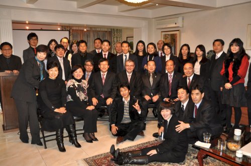 srael Ambassador Tuvia Israeli (seated, center) announces during a dinner with the Korea Tourism
Organization’s monthly supporters meeting that Korean Air will start operating a fourth direct flight to
Tel Aviv in March. (Yoav Cerralbo/The Korea Herald)
