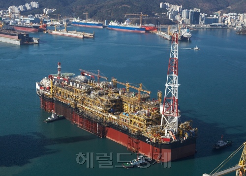국내 조선사들이 올해 일반 상선 대신 FPSO, 드릴십 등 고부가가치 해양플랜트 분야로 무게중심을 옮기고 있다. 최근 대우조선해양이 최근 건조에 성공한 세계 최대 규모 FPSO의 모습.
