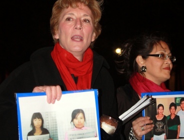 Activists hold pictures of N.Korean defectors in Washington D.C. (Yonhap News)
