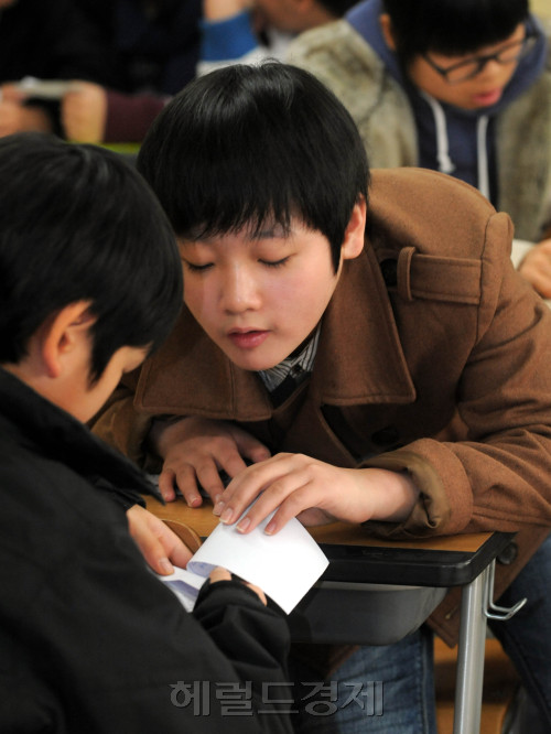 서울시내 2011학년도 중학교 배정결과가 7일 발표되는 가운데 종로구 효제동 효제초등학교 6학년 학생들이 배정통지서를 받아 보고 있다./ 안훈기자 rosedale@ 2011.02.07
서울시내 2011학년도 중학교 배정결과가 7일 발표되는 가운데 종로구 효제동 효제초등학교 6학년 학생들이 배정통지서를 받아 보고 있다./ 안훈기자 rosedale@ 2011.02.07
2011학년도 서울시 중학교 배정 결과가 7일 발표된 가운데 종로구 효제동의 효제초등학교 6학년 학생들이 배정통지서를 보고 있다. 안훈 기자/rosedale@