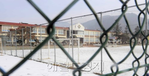 구제역 여파로 인해 강원도교육청이 7일 봄 학기 개학을 맞아 구제역 항체 형성을 위해 화천군 사내면에 위치한 초·중·고등학교에 대해 1주일 개학을 연기하도록 학사일정을 조정한 가운데 강원도 화천군 사내면에 위치한 사내초등학교가 황량한 모습을 보이고 있다. 화천=박해묵 기자/mook@heraldm.com
구제역 여파로 인해 강원도교육청이 7일 봄 학기 개학을 맞아 구제역 항체 형성을 위해 화천군 사내면에 위치한 초·중·고등학교에 대해 1주일 개학을 연기하도록 학사일정을 조정한 가운데 강원도 화천군 사내면에 위치한 사내초등학교가 황량한 모습을 보이고 있다. 화천=박해묵 기자/mook@heraldm.com