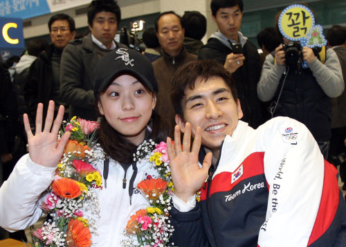 <YONHAP PHOTO-1117> <동계아시안> 이승훈과 곽민정 (영종도=연합뉴스) 한상균 기자 = 2011 아스타나-알마티 동계아시안게임 스피드스케이팅 3관왕 이승훈과 피겨스케이팅 동메달 곽민정이 7일 인천공항에서 입국 후 밝은 표정을 보이고 있다. 한국은 이번 대회에서 금메달 13개로 종합 3위를 기록했다. . 2011.2.7 xyz@yna.co.kr/2011-02-07 13:09:28/ <저작권자 ⓒ 1980-2011 ㈜연합뉴스. 무단 전재 재배포 금지.>
Speed skater Lee Seung-hoon (right) and figure skater Kwak Min-jeong pose for photos at Incheon International Airport on Monday.  Yonhap News