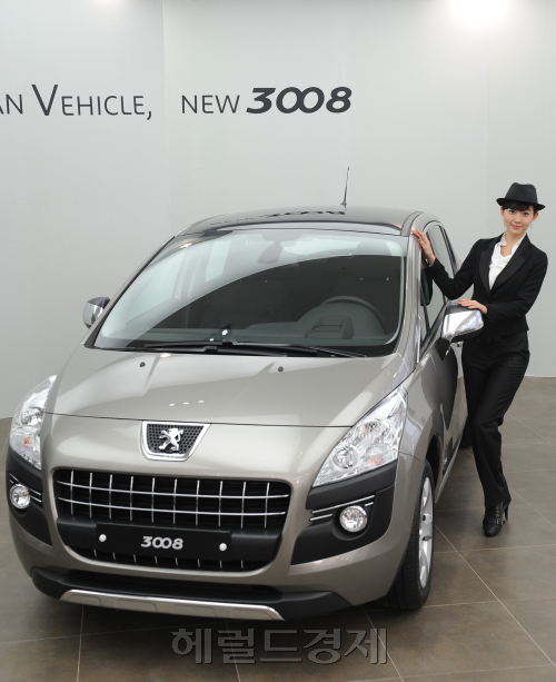 ㈜한불모터스는 7일 푸조 서초전시장에서 신형 1.6HDI 엔진을 장착한 'The Smart Urban Vehicle, New 3008'을 출시행사가 열렸다.. 'The Smart Urban Vehicle, New 3008'은 전 모델에 비해 10% 가량 향상된 연료 효율성과 개선된 이산화탄소 배출량을 실현했으며 리터당 21.2km의 고연비를 실현했으며, 가격은 3천890만원이다.<br />이상섭기자/babtong@heraldm.com 2011.02.07
㈜한불모터스는 7일 푸조 서초전시장에서 신형 1.6HDI 엔진을 장착한 'The Smart Urban Vehicle, New 3008'을 출시행사가 열렸다.. 'The Smart Urban Vehicle, New 3008'은 전 모델에 비해 10% 가량 향상된 연료 효율성과 개선된 이산화탄소 배출량을 실현했으며 리터당 21.2km의 고연비를 실현했으며, 가격은 3천890만원이다.
이상섭기자/babtong@heraldm.com 2011.02.07