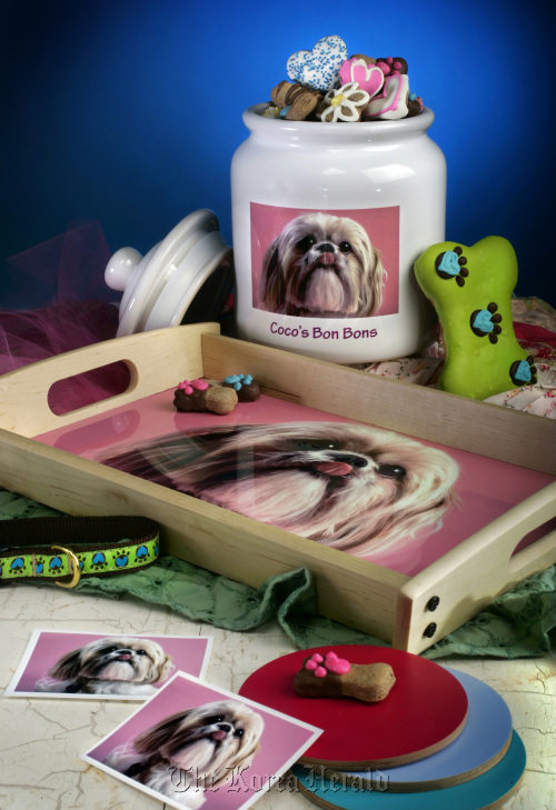 You can have a photo reproduced on virtually anything, including blankets, serving trays, mouse pads, paper weights, candles, wall clocks, lamps and dog beds.  Kansas City Star/MCT
You can have a photo reproduced on virtually anything, including blankets, serving trays, mouse pads, paper weights, candles, wall clocks, lamps and dog beds.  Kansas City Star/MCT