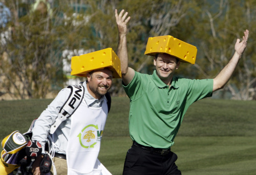 <YONHAP PHOTO-0219> Mark Wilson, right, gets the crowd going as he and his caddie Chris P. Jones arrive at the 16th green wearing Green Bay Packers cheeseheads during the third round of the Phoenix Open PGA golf tournament Sunday, Feb. 6, 2011, in Scottsdale, Ariz. (AP Photo/Ross D. Franklin)/2011-02-07 05:58:50/ <저작권자 ⓒ 1980-2011 ㈜연합뉴스. 무단 전재 재배포 금지.>
<YONHAP PHOTO-0219> Mark Wilson, right, gets the crowd going as he and his caddie Chris P. Jones arrive at the 16th green wearing Green Bay Packers cheeseheads during the third round of the Phoenix Open PGA golf tournament Sunday, Feb. 6, 2011, in Scottsdale, Ariz. (AP Photo/Ross D. Franklin)/2011-02-07 05:58:50/ <저작권자 ⓒ 1980-2011 ㈜연합뉴스. 무단 전재 재배포 금지.>