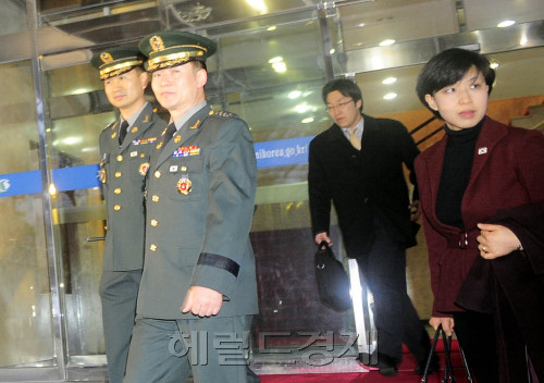 남북군사실무회담이 8일 오전 판문점 우리측 '평화의집'에서 개최되는 가운데 문상균 북한정책과장(가운데), 김도균 중령(왼쪽), 정소은 통일부 회담1과장이 8일 오전 남북대화사무소를 떠나고 있다. 박해묵 기자/mook@heraldm.com
남북군사실무회담이 8일 오전 판문점 우리측 '평화의집'에서 개최되는 가운데 문상균 북한정책과장(가운데), 김도균 중령(왼쪽), 정소은 통일부 회담1과장이 8일 오전 남북대화사무소를 떠나고 있다. 박해묵 기자/mook@heraldm.com
남북군사실무회담이 8일 오전 판문점 우리측 '평화의집'에서 개최되는 가운데 문상균 북한정책과장(가운데), 김도균 중령(왼쪽), 정소은 통일부 회담1과장이 8일 오전 남북대화사무소를 떠나고 있다. 박해묵 기자/mook@heraldm.com