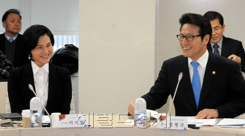 이서현 제일모직 부사장_정병국 장관 정책 간담회./ 안훈기자 rosedale@ 2011.02.08
이서현 제일모직 부사장(왼쪽)이 8일 제일모직 사옥에서 열린 ‘컨셉코리아’ 간담회에서 정병국 문화부 장관과 환담하고 있다. 안훈 기자/rosedald@heraldm.com