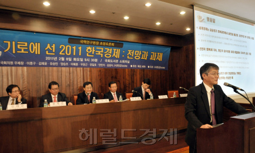 채욱 대외경제정책연구원장이 8일 오전 국회도서관 소회의실에서  "기로에 선 2011 한국경제의 전망과 과제"를 주제로 열린 국책역구원장 초청토론회에서  "2011년 세계경제전망"애 대해 발제 발언을 하고 있다.양동출dcyang@heraldm.com/110208/
채욱 대외경제정책연구원장이 8일 오전 국회도서관 소회의실에서  "기로에 선 2011 한국경제의 전망과 과제"를 주제로 열린 국책역구원장 초청토론회에서  "2011년 세계경제전망"애 대해 발제 발언을 하고 있다.양동출dcyang@heraldm.com/110208/
채욱 대외경제정책연구원장이 8일 오전 국회도서관 소회의실에서 ‘기로에 선 2011 한국경제의 전망과 과제’를 주제로 열린 국책연구원장 초청 토론회에서 ‘2011년 세계경제전망’에 대해 주제발표를 하고 있다. 양동출 기자/dcyang@heraldm.com