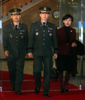 Col. Moon Sang-gyun (center) heads to the preliminary military talks with North Korea. (Yonhap News)