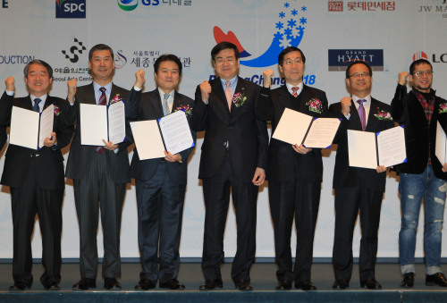 <YONHAP PHOTO-0738> 평창유치위, Best of Korea 업무협약 (서울=연합뉴스) 서명곤 기자 = 8일 오전 서울 중구 태평로 프레스센터에서 열린 2018평창동계올림픽 유치 및 성공적 개최를 위한 'Best of Korea' MOU 체결식에서 조양호 위치위원장을 비롯한 참석자들이 포즈를 취하고 있다. 왼쪽부터 윤일중 GS리테일 대표, 신희호 아모제 대표이사, 소진세 롯데그룹 대표이사 사장, 조양호 유치위원회 위원장, 김장실 예술의전당 사장, 박동호 세종문화회관 사장, 정규하 리듬앤씨어터 대표. 2011.2.8 seephoto@yna.co.kr/2011-02-08 13:27:37/ <저작권자 ⓒ 1980-2011 ㈜연합뉴스. 무단 전재 재배포 금지.>
(From left) Yoon Il-jung, of GS Retail’s CVS division, Shin Hee-ho, CEO of Amoje, So Jin-sei, president of Lotte Super, Cho Yang-ho, chairman and CEO of 2018 PyeongChang Olympic Bid Committee, Kim Jang-sil, president of Seoul Arts Center, Park Dong-ho, CEO of Sejong Center for Performing Arts and Jung Kyu-ha, president of Rhythm & Theater, after signing the “Best of Korea” MOU to cooperate for PyeongChang’s bid to host the 2018 Winter Olympics on Tuesday at the Press Center in Seoul.   Yonhap News