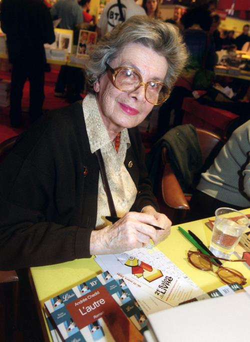 <YONHAP PHOTO-1675> (FILES) - A file picture taken on March 17, 2001 in Paris, shows Lebanese born French writer Andree Chedid posing during a book fare. Andree Chedid died on February 6, 2011 in Paris at the age of 90. /2011-02-07 20:40:48/ <저작권자 ⓒ 1980-2011 ㈜연합뉴스. 무단 전재 재배포 금지.>
A picture taken on March 17, 2001 in Paris, shows Lebanese-born French writer Andree Chedid posing during a book fare. AFP-Yonhap News