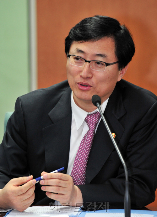 9일 과천 정부청사에서 열린 경제정책조정회의에서  최중경 지식경제부장관이 장관취임 후 첫 참석해 인사말을 하고 있다.<br />김명섭 기자 msiron@
9일 과천 정부청사에서 열린 경제정책조정회의에서  최중경 지식경제부장관이 장관취임 후 첫 참석해 인사말을 하고 있다.
김명섭 기자 msiron@