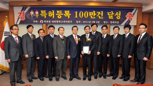 <YONHAP PHOTO-1281> 국내특허 100만건 돌파 (대전 특허청=연합뉴스) 윤석이 기자 = 8 오후 특허청 17층 중회의실에서 열린 '특허등록 100만건 달성' 기념행사에서 이수원 특허청장(중앙 왼쪽)과 100만번째 특허등록 기업인 (주)다이아벨 이승우 부사장(중앙 오른쪽) 등이 기념촬영하고 있다. 2011.2.8 seokyee@yna.co.kr/2011-02-08 16:07:14/ <저작권자 ⓒ 1980-2011 ㈜연합뉴스. 무단 전재 재배포 금지.>
<YONHAP PHOTO-1281> 국내특허 100만건 돌파 (대전 특허청=연합뉴스) 윤석이 기자 = 8 오후 특허청 17층 중회의실에서 열린 '특허등록 100만건 달성' 기념행사에서 이수원 특허청장(중앙 왼쪽)과 100만번째 특허등록 기업인 (주)다이아벨 이승우 부사장(중앙 오른쪽) 등이 기념촬영하고 있다. 2011.2.8 seokyee@yna.co.kr/2011-02-08 16:07:14/ <저작권자 ⓒ 1980-2011 ㈜연합뉴스. 무단 전재 재배포 금지.>
<YONHAP PHOTO-1281> 국내특허 100만건 돌파 (대전 특허청=연합뉴스) 윤석이 기자 = 8 오후 특허청 17층 중회의실에서 열린 '특허등록 100만건 달성' 기념행사에서 이수원 특허청장(중앙 왼쪽)과 100만번째 특허등록 기업인 (주)다이아벨 이승우 부사장(중앙 오른쪽) 등이 기념촬영하고 있다. 2011.2.8 seokyee@yna.co.kr/2011-02-08 16:07:14/ <저작권자 ⓒ 1980-2011 ㈜연합뉴스. 무단 전재 재배포 금지.>