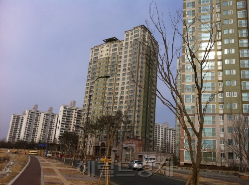 파주ㆍ고양 등 경기서북부지역 부동산 시장이 좀처럼 살아날 기미를 보이지 않고 있다. 파주 문산읍에 1006세대를 신규공급하는 한 건설사는 9일 1순위 청약을 시작하면서 완공된 모델하우스<사진>를 오픈하지 않았다.