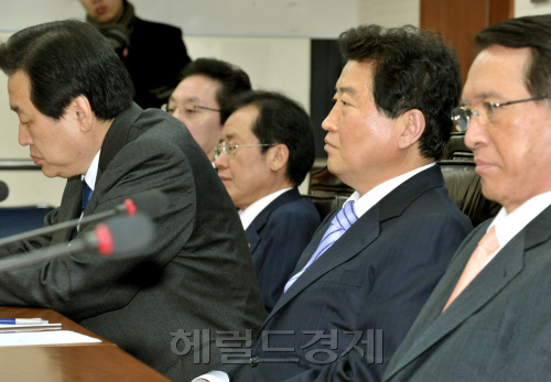개헌 논의로 한나라당 당내 갈등이 표면화되고 있는 9일 오전 여의도당사에서 열린 최고-중진연석회의에 참석한 지도부가 무거운 표정으로 한 참석자의 발언을 경청하고 있다. 오른쪽부터 김형오 전 국회의장, 안상수 대표, 김무성 원내대표, 홍준표 최고위원, 정두언 최고위원.양동출dcyang@heraldm.com/110209/
개헌 논의로 한나라당 당내 갈등이 표면화되고 있는 9일 오전 여의도당사에서 열린 최고-중진연석회의에 참석한 지도부가 무거운 표정으로 한 참석자의 발언을 경청하고 있다. 오른쪽부터 김형오 전 국회의장, 안상수 대표, 김무성 원내대표, 홍준표 최고위원, 정두언 최고위원.양동출dcyang@heraldm.com/110209/
개헌 추진을 위한 한나라당 의원총회가 ‘그들만의 잔치’가 되고 있다는 비판이 비등한 가운데 9일 오전 여의도 당사에서 열린 최고ㆍ중진연석회의에서 참석자들이 굳은 표정을 짓고 있다. 양동출 기자/dcyang@heraldm.com
개헌 추진을 위한 한나라당 의원총회가 ‘그들만의 잔치’가 되고 있다는 비판이 비등한 가운데 9일 오전 여의도 당사에서 열린 최고ㆍ중진연석회의에서 참석자들이 굳은 표정을 짓고 있다. 양동출 기자/dcyang@heraldm.com