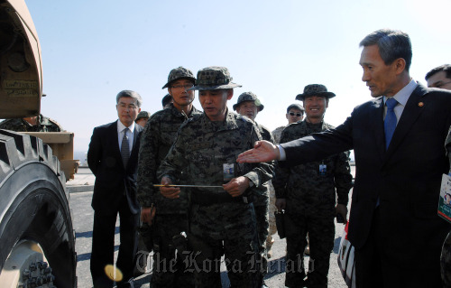 Defense Minister Kim Kwan-jin is briefed on South Korean troops’ operations during his visit to the Ashena Unit in Afghanistan Tuesday.   MND